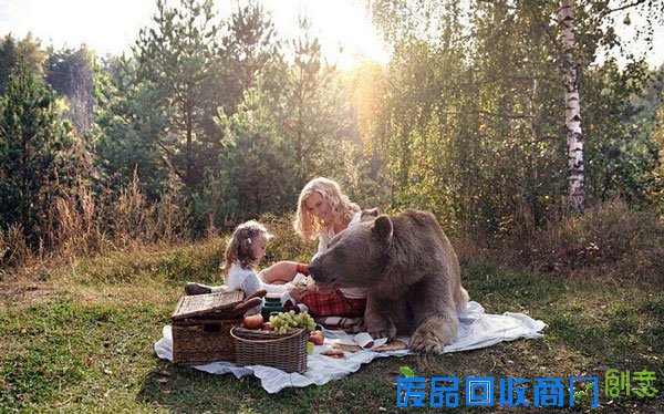 真实版美女与野兽！名模带萌娃与熊一起野餐