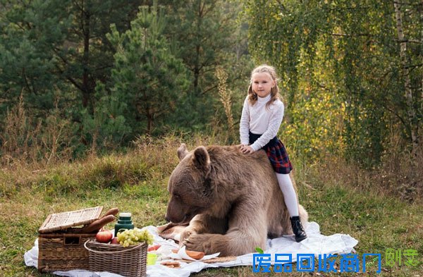 真实版美女与野兽！名模带萌娃与熊一起野餐