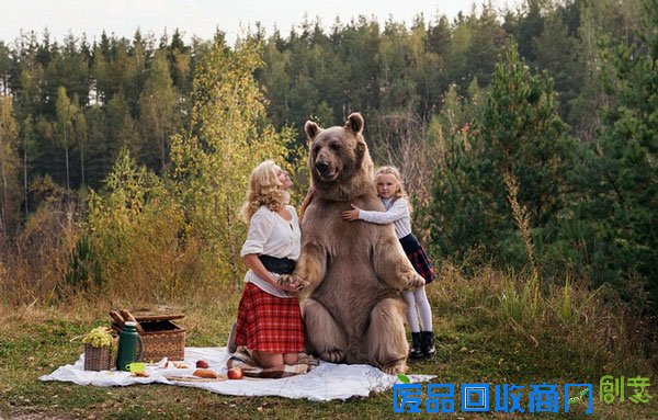 真实版美女与野兽！名模带萌娃与熊一起野餐