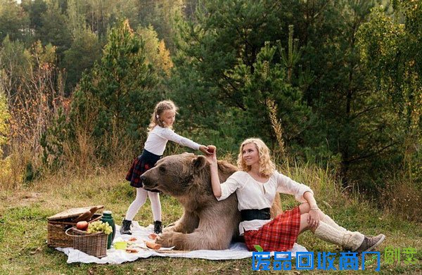 真实版美女与野兽！名模带萌娃与熊一起野餐