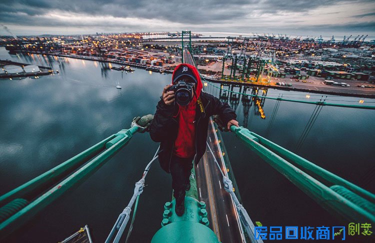 美20岁小伙挑战极限 高空俯拍美景(组图)