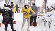 乌鲁木齐暴雪袭城:积雪厚度已达35厘米