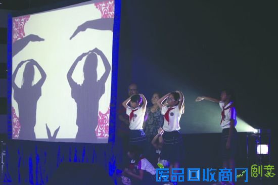 中国动画美猴奖颁奖现场，小朋友表演“手影戏”