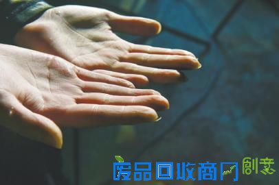 马祺锐长时间泡在水里,手脚都起了皱子。