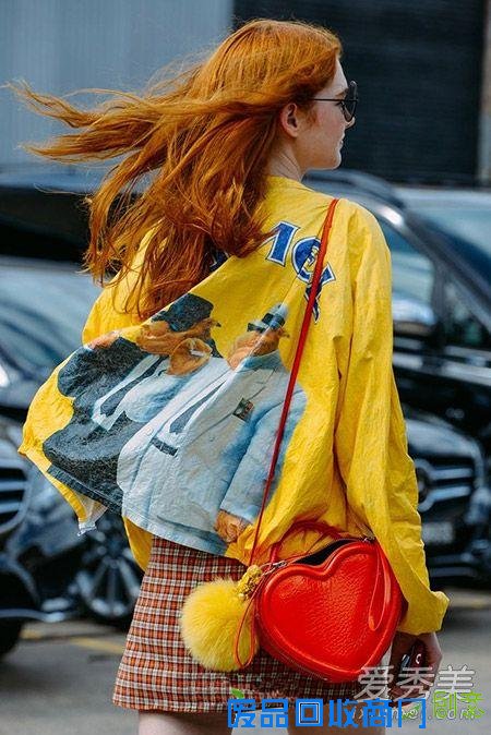 红色包包搭配图片 冬季最吸晴单品