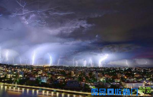 摄影师抓拍10万道闪电 又美又恐怖闪电点亮夜空