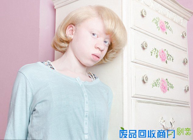 美摄影师拍白化病人居家照 全新视角展现柔和之美(组图)