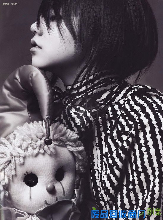 化身冷艳悲伤娃娃