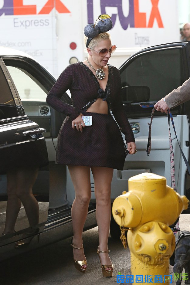 Lady Gaga穿小洋裙出街 头顶樱桃尽显可爱范儿