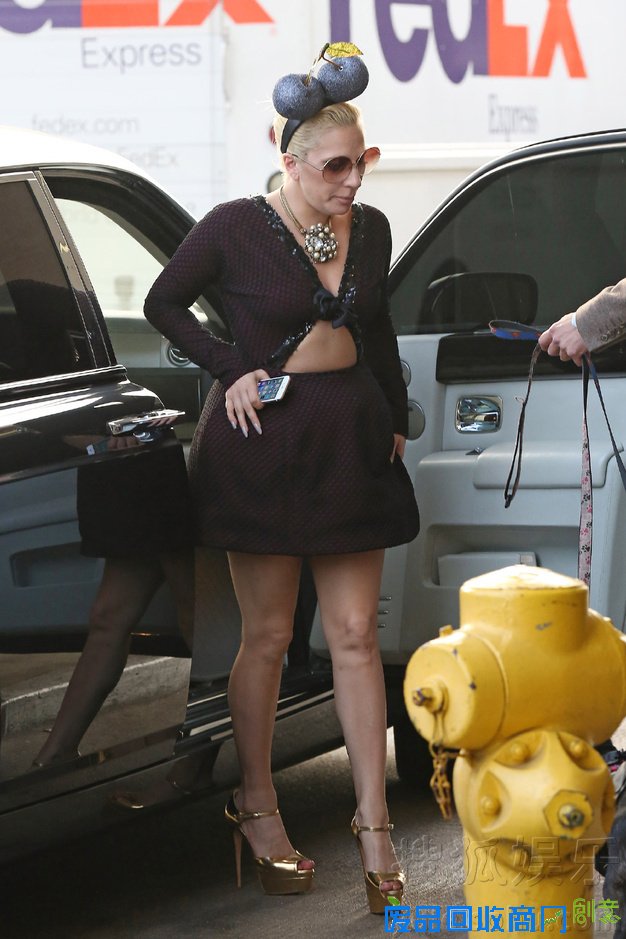 Lady Gaga穿小洋裙出街 头顶樱桃尽显可爱范儿