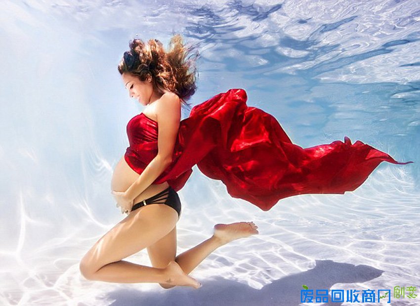 美摄影师拍摄唯美孕妇水下写真照 灵动如美人鱼(组图)