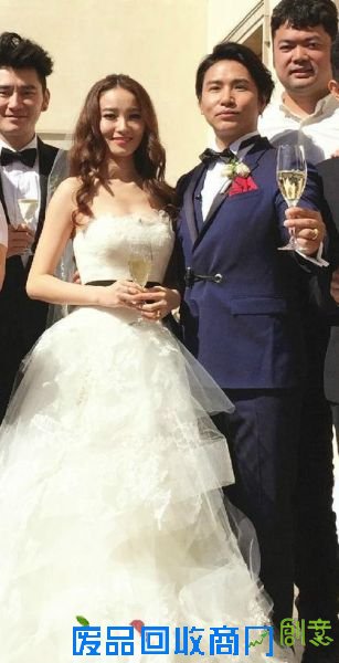 欧弟女儿首曝正脸照 大眼翘鼻可爱神似洋娃娃