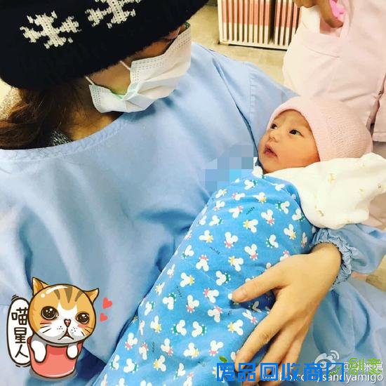 欧弟女儿首曝正脸照 大眼翘鼻可爱神似洋娃娃