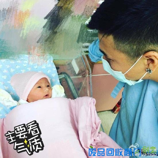 欧弟女儿首曝正脸照 大眼翘鼻可爱神似洋娃娃