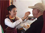 河南老人飞机上无法进食 空姐跪地喂饭 河南老人飞机上无法进食 空姐跪地喂饭