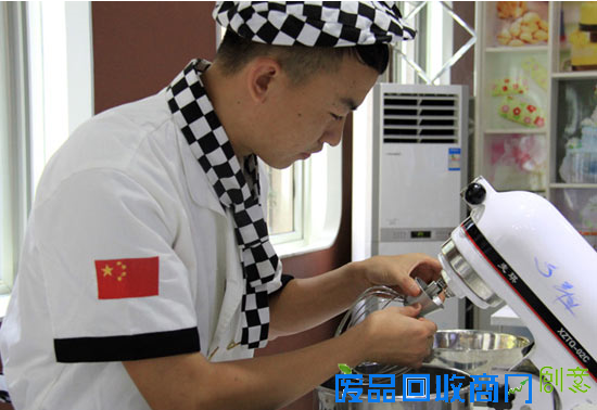 双学位毕业生回炉重庆新东方 学西点点亮创业梦想