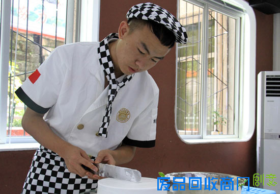 双学位毕业生回炉重庆新东方 学西点点亮创业梦想