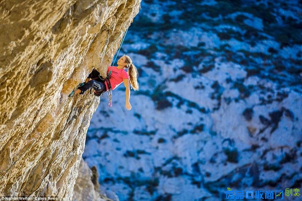 峭壁上的美女攀岩家 华声在线衡阳频道