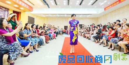 5月28日晚,柳市镇政府二楼报告厅内衣香鬓影,正在开展“摄影·旗袍”艺术欣赏沙龙活动。中国摄影家协会会员、中国女摄影家协会理事叶君奋到场,为在座女性上了一堂别样生动的旗袍摄影课。