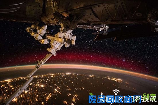 澳大利亚摄影师拍摄国际空间站飞掠月球表面