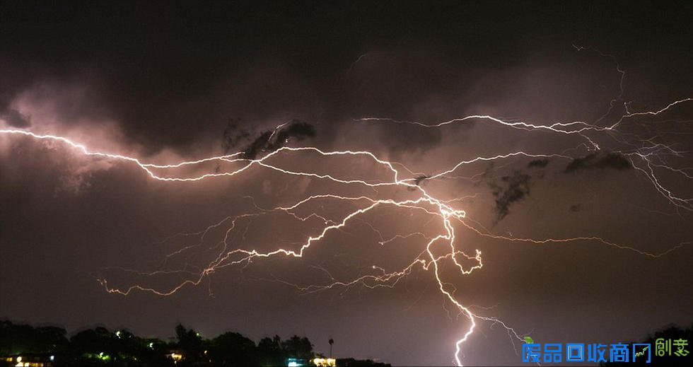 震撼！摄影师抓拍10万道闪电 又美又恐怖宛如科幻大片