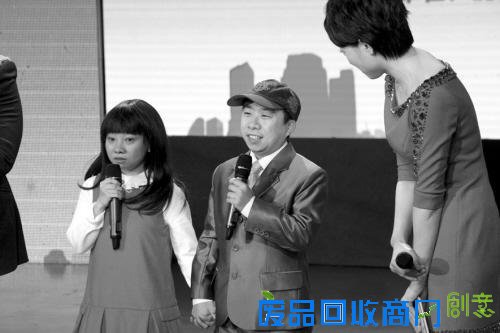 夫妻被误认为学生婚纱照累坏摄影师 恩爱互助羡煞旁人/组图