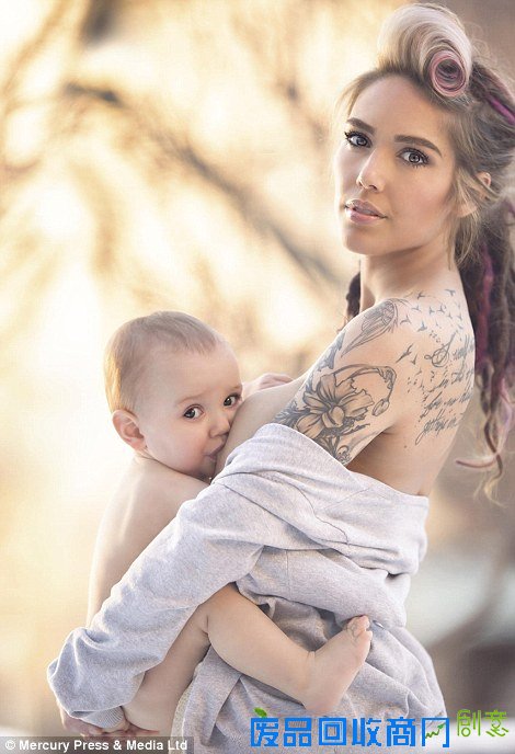 摄影师拍摄母亲哺乳唯美照片 自然又唯美