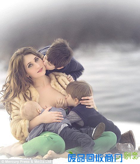 摄影师拍摄母亲哺乳唯美照片 自然又唯美