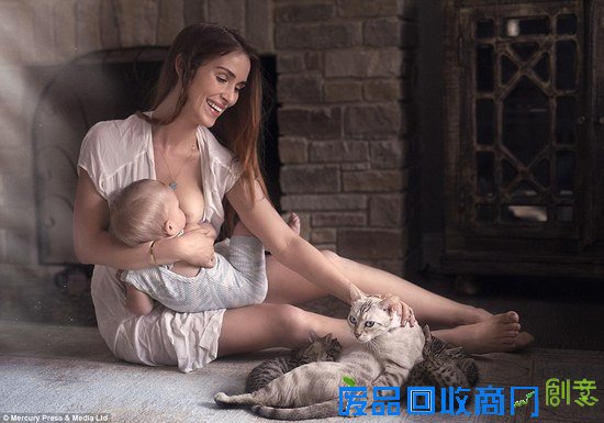 摄影师拍摄母亲哺乳唯美照片 自然又唯美
