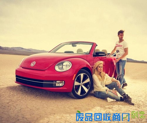 海滩边浪漫的情侣嬉戏 陪你看日出听海风 唯美