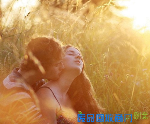 海滩边浪漫的 情侣 嬉戏 陪你看日出 听海风 唯美