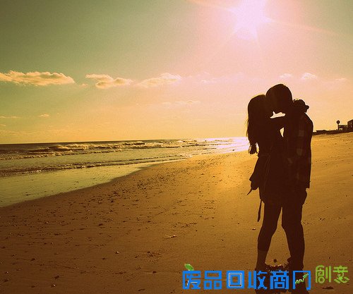 海滩边浪漫的 情侣 嬉戏 陪你看 日出 听海风 唯美