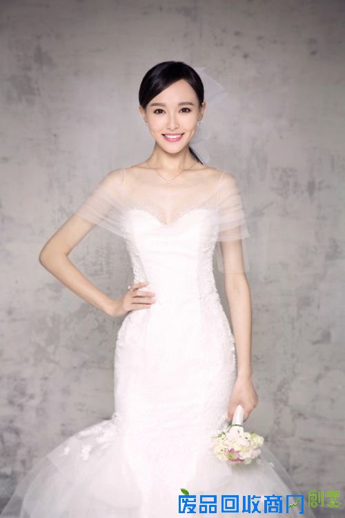 唐嫣婚纱照美艳曝光 再登时尚大刊封面