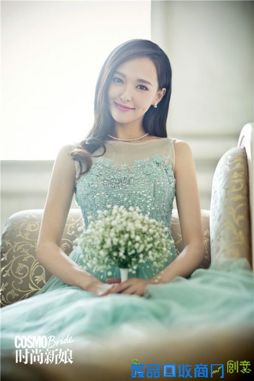 唐嫣婚纱照美艳曝光 再登时尚大刊封面