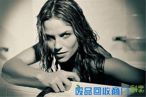 性感唯美 摄影师拍浴缸中的美女(一)