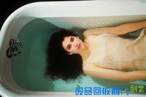 性感唯美 摄影师拍浴缸中的美女(一)