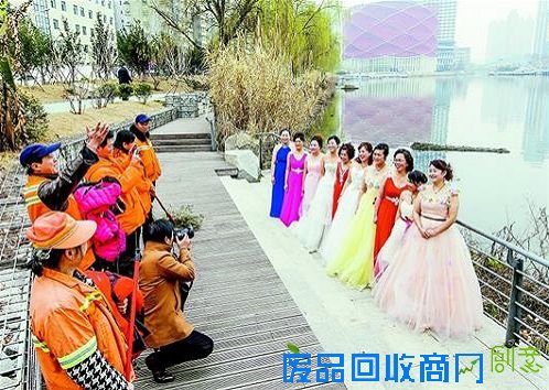 环卫女工展美姿