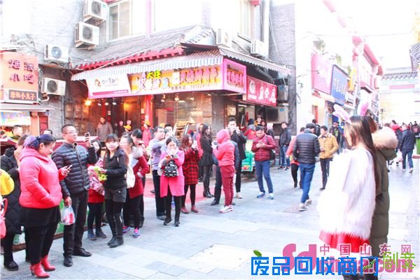 济南美女街头邀拍照发红包引市民围观(组图)