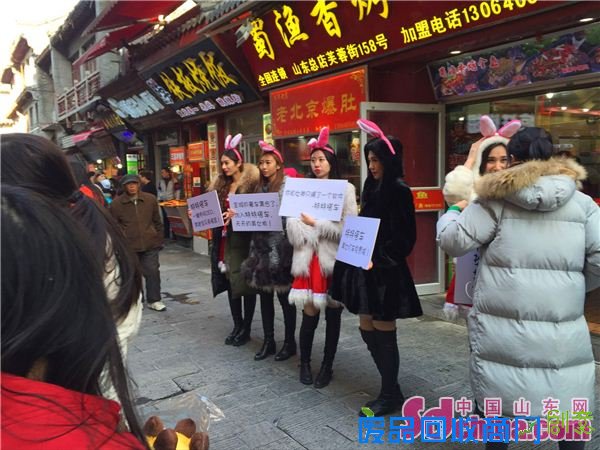 济南美女街头邀拍照发红包引市民围观(组图)