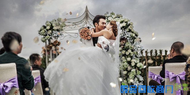 唯美婚纱照怎样拍 表情自然仪态端庄