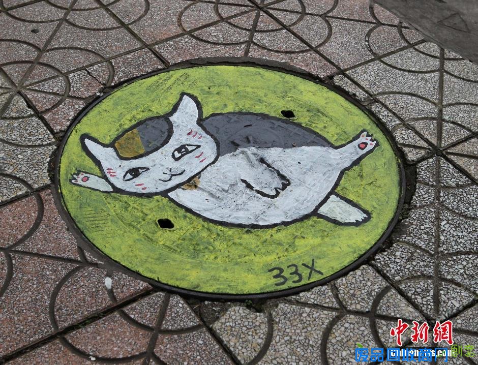 组图：重庆高校现最萌井盖 动漫人物躺地上