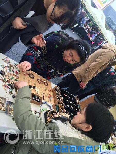 杭州上城区“尚小创”青年创意大街开街 市民现场体验文创魅力