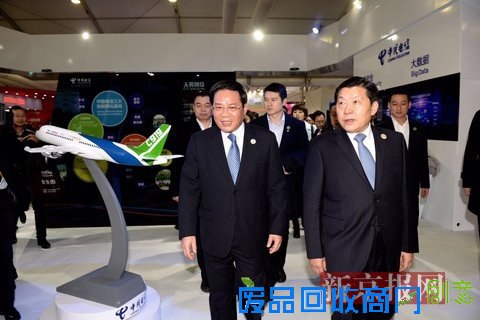 鲁炜参观互联网之光博览会:称赞“新京报展厅很有创意”