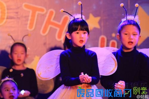 陆毅晒女儿表演照片 贝儿扮萤火虫红唇可爱(组图)