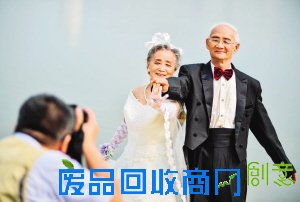 天津财大为离退休教师补拍婚纱照 定格美好(图)