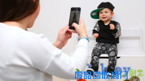 英国“独臂”宝宝天生残疾 时尚可爱获大批粉丝(图)