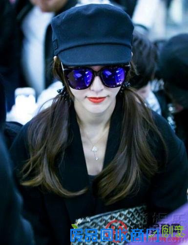 唐嫣潮装现身 扎两个小辫扮嫩橘红色唇妆造型可爱【图】