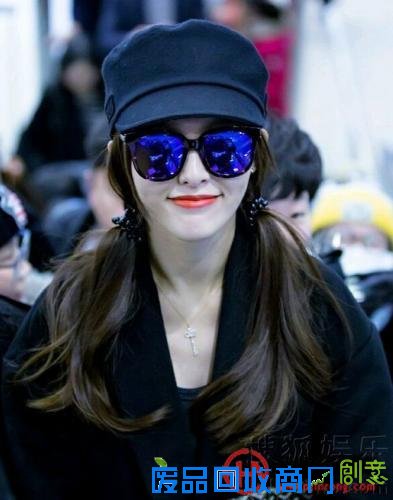 唐嫣潮装现身 扎两个小辫扮嫩橘红色唇妆造型可爱【图】