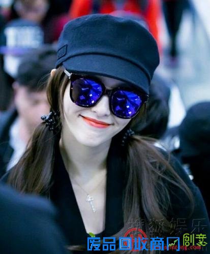 唐嫣潮装现身 扎两个小辫扮嫩橘红色唇妆造型可爱【图】