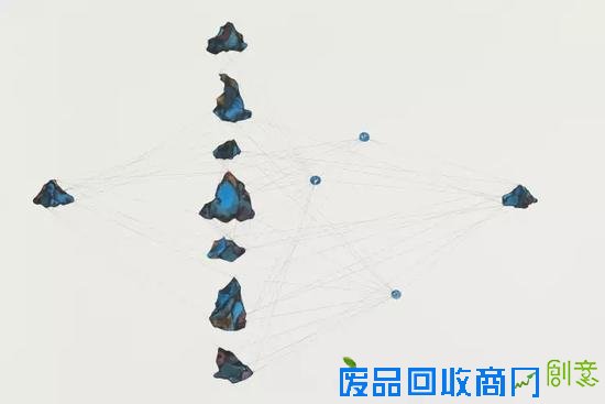 这些画和她一样干净、漂亮又伤感